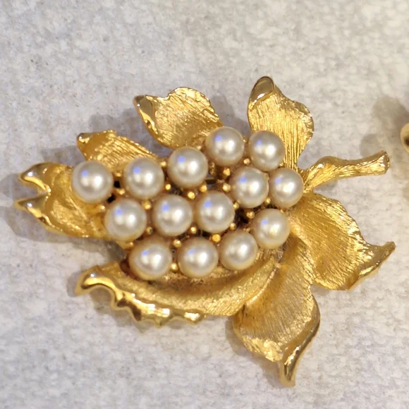 Bundle of Gold Tone Pearl Brooches - Picture 2 of 5